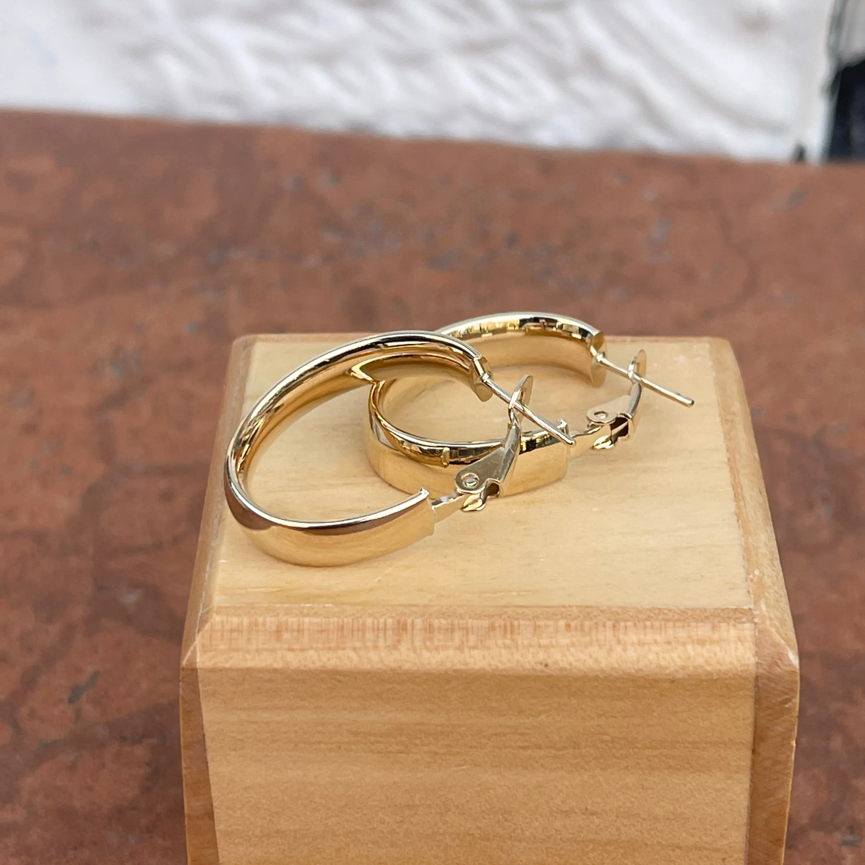 14KT Yellow Gold Shiny 6mm Oval Omega Hoop Earrings 22mm