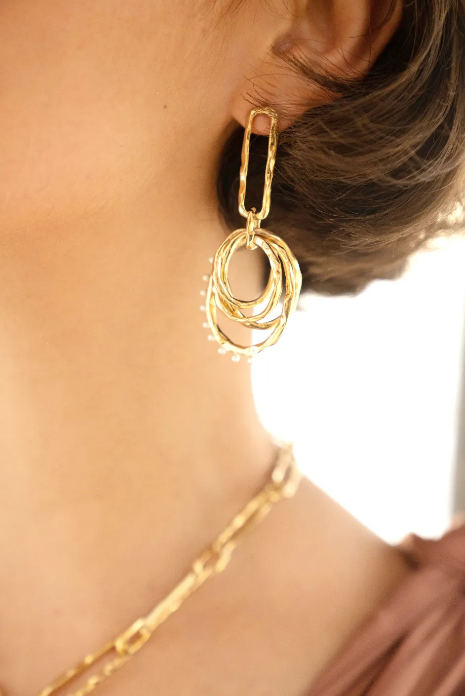 ASYMMETRICAL MINI PEARL WAVE DANGLING EARRINGS