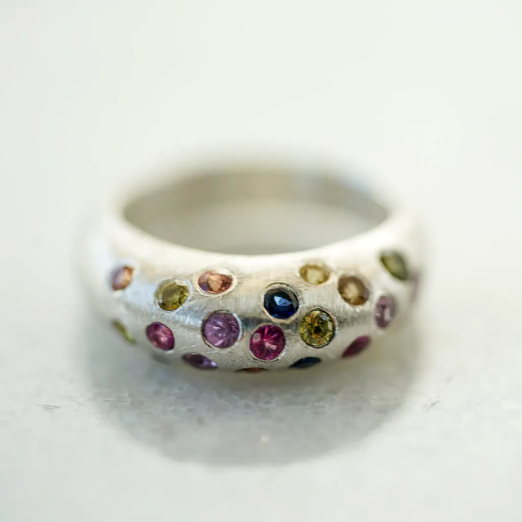 Bombé Ring Multicolor sapphires in silver Thin