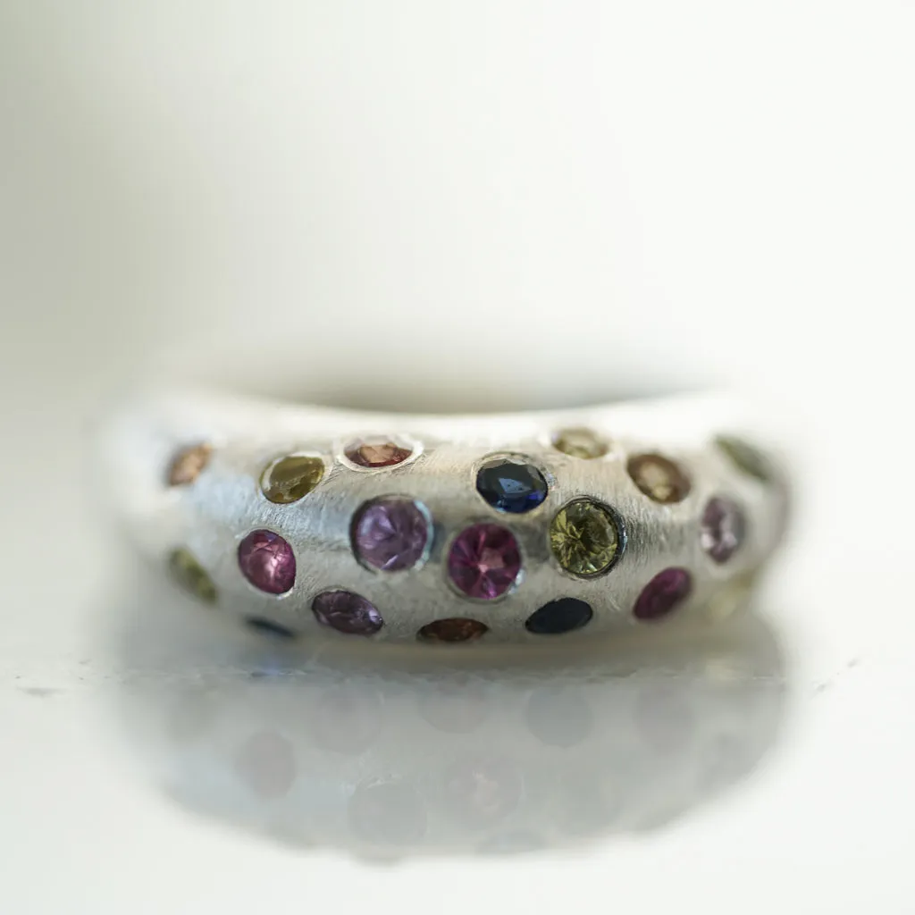 Bombé Ring Multicolor sapphires in silver Thin