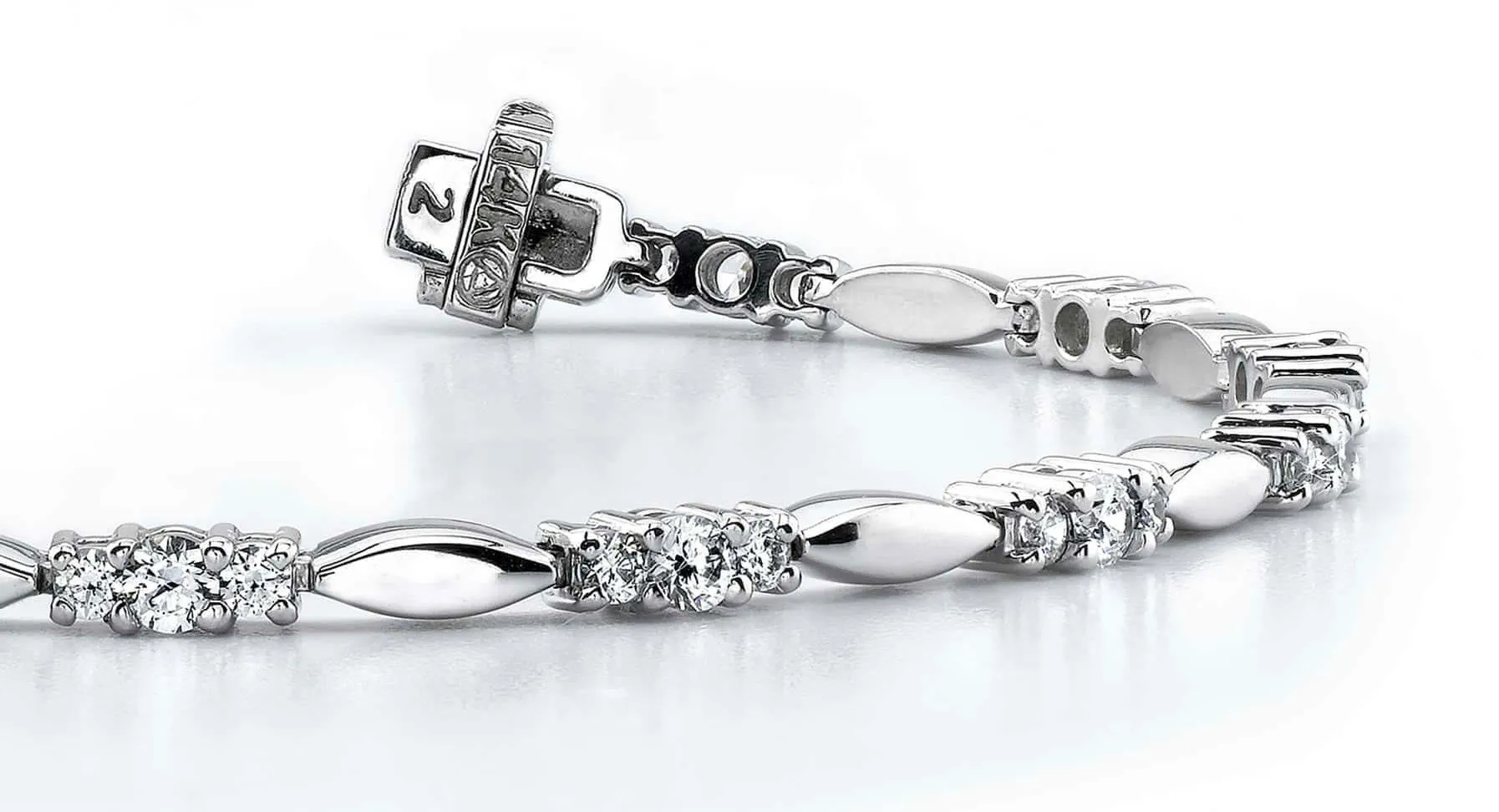 Elliptical Link Lab-Grown Diamond Bracelet with 3.08 ct.(finished) 2.5mm, 3.5mm