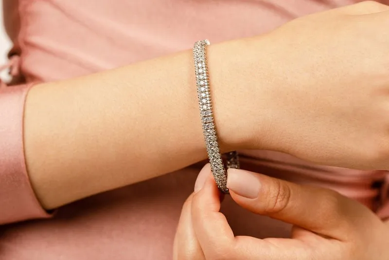 Flashy Prong Set Diamond Bracelet with 4.49 ct.(finished) 1.1mm, 2.1mm