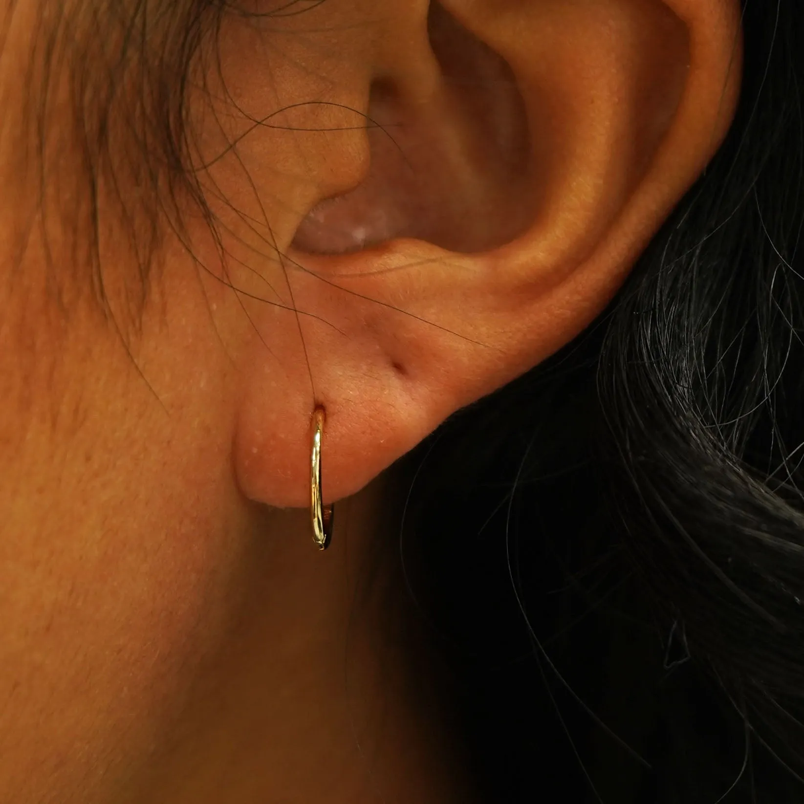 Medium Seamless Huggie Hoops / Piercing