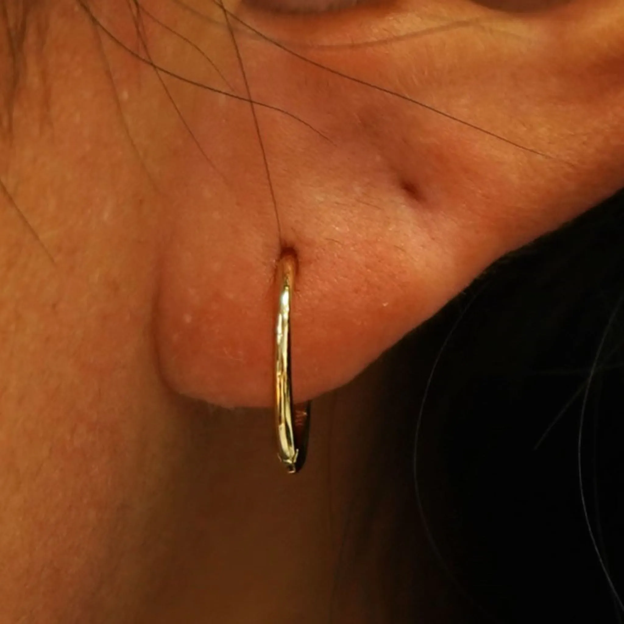 Medium Seamless Huggie Hoops / Piercing