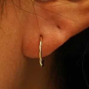 Medium Seamless Huggie Hoops / Piercing