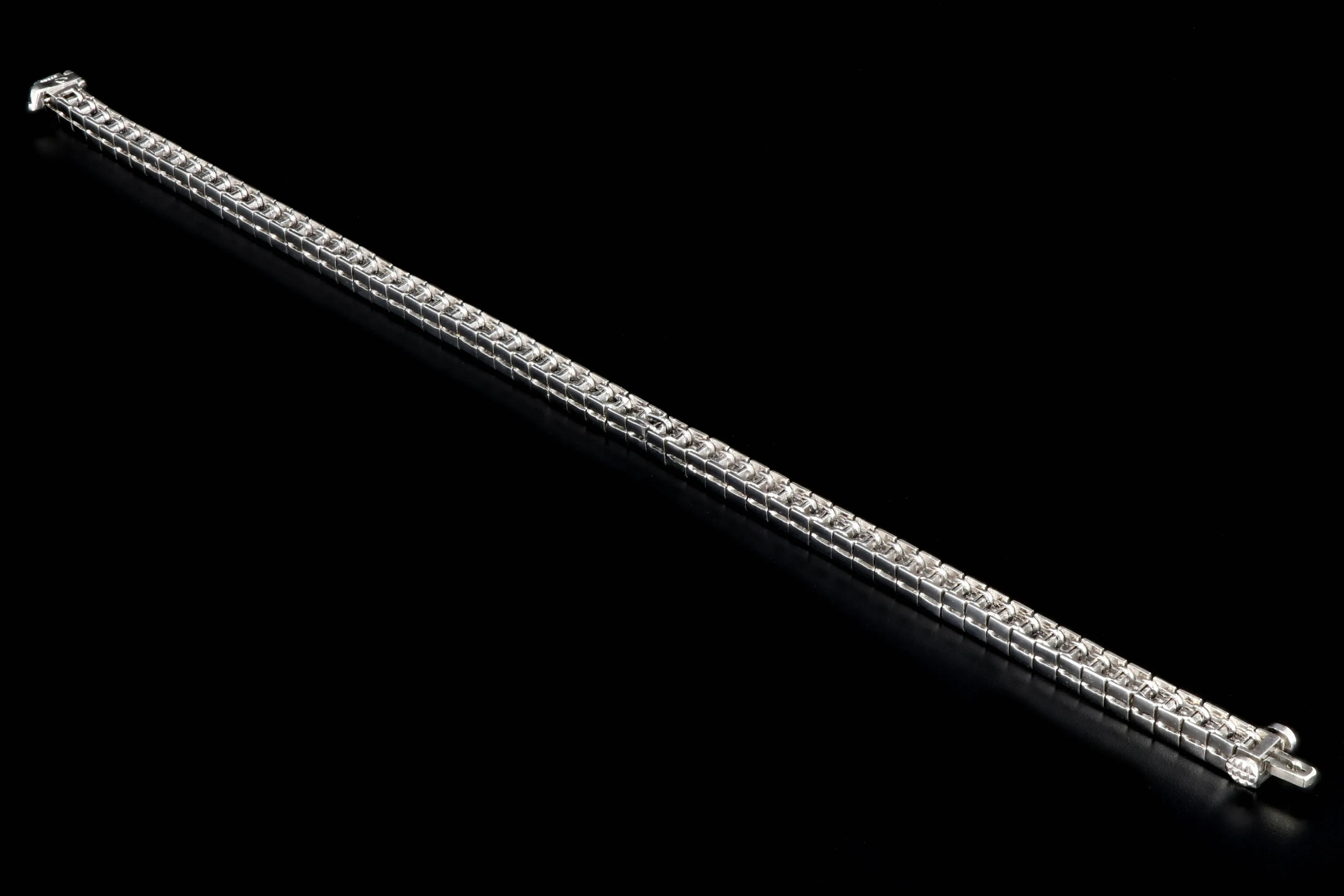 Modern Platinum 3 Carat Natural Sapphire and 1 Carat Diamond Tennis Bracelet