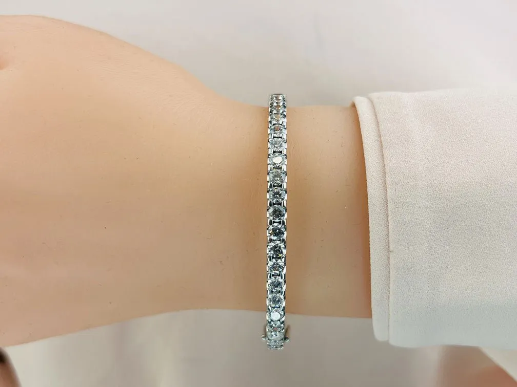 Shared Prong Oval Lab-Grown Diamond Bangle with 5.04 ct.(finished) 4.25mm