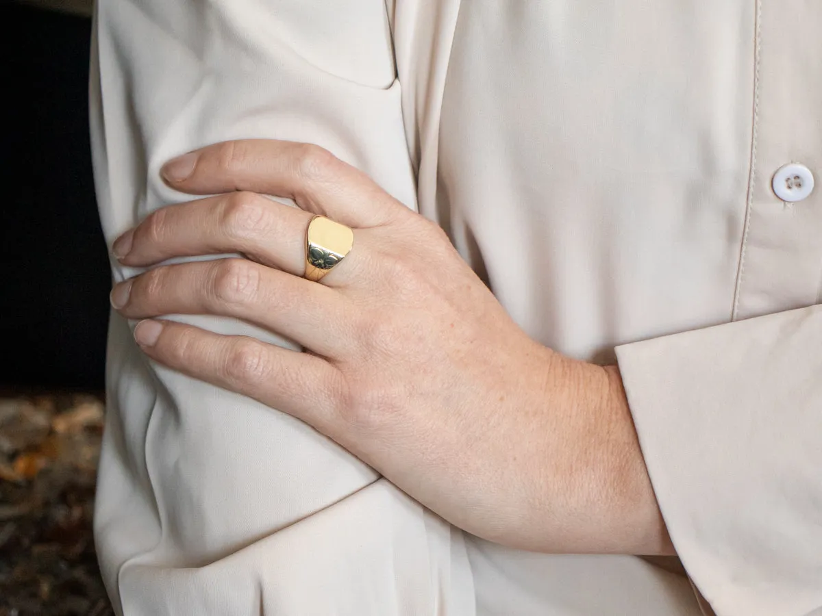 Vintage Green Gold Signet Ring with Floral Details