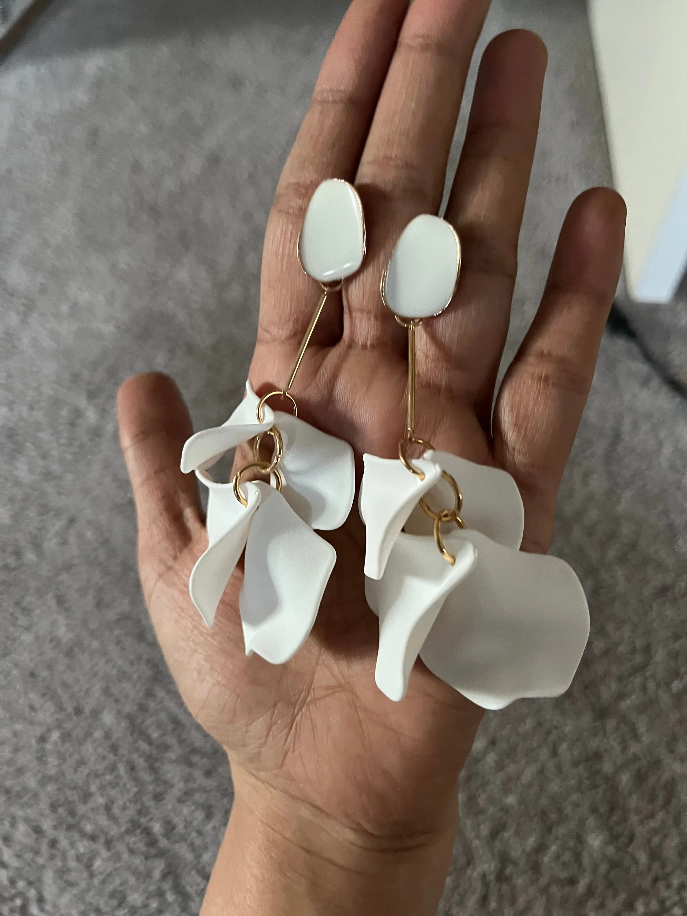 White flower earrings , white feathered earrings , Snow White earrings , acrylic white earrings , long white earrings floral