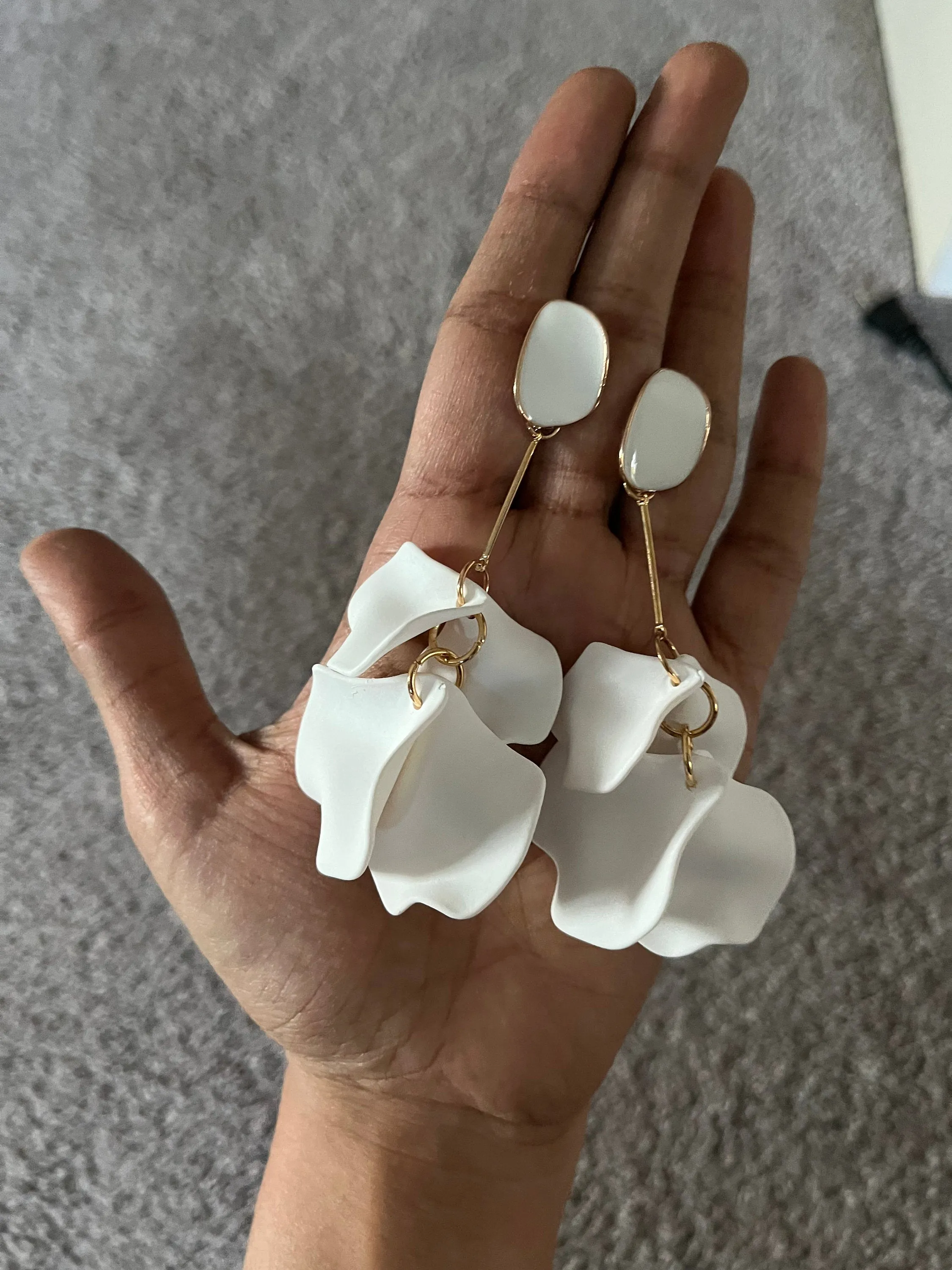 White flower earrings , white feathered earrings , Snow White earrings , acrylic white earrings , long white earrings floral