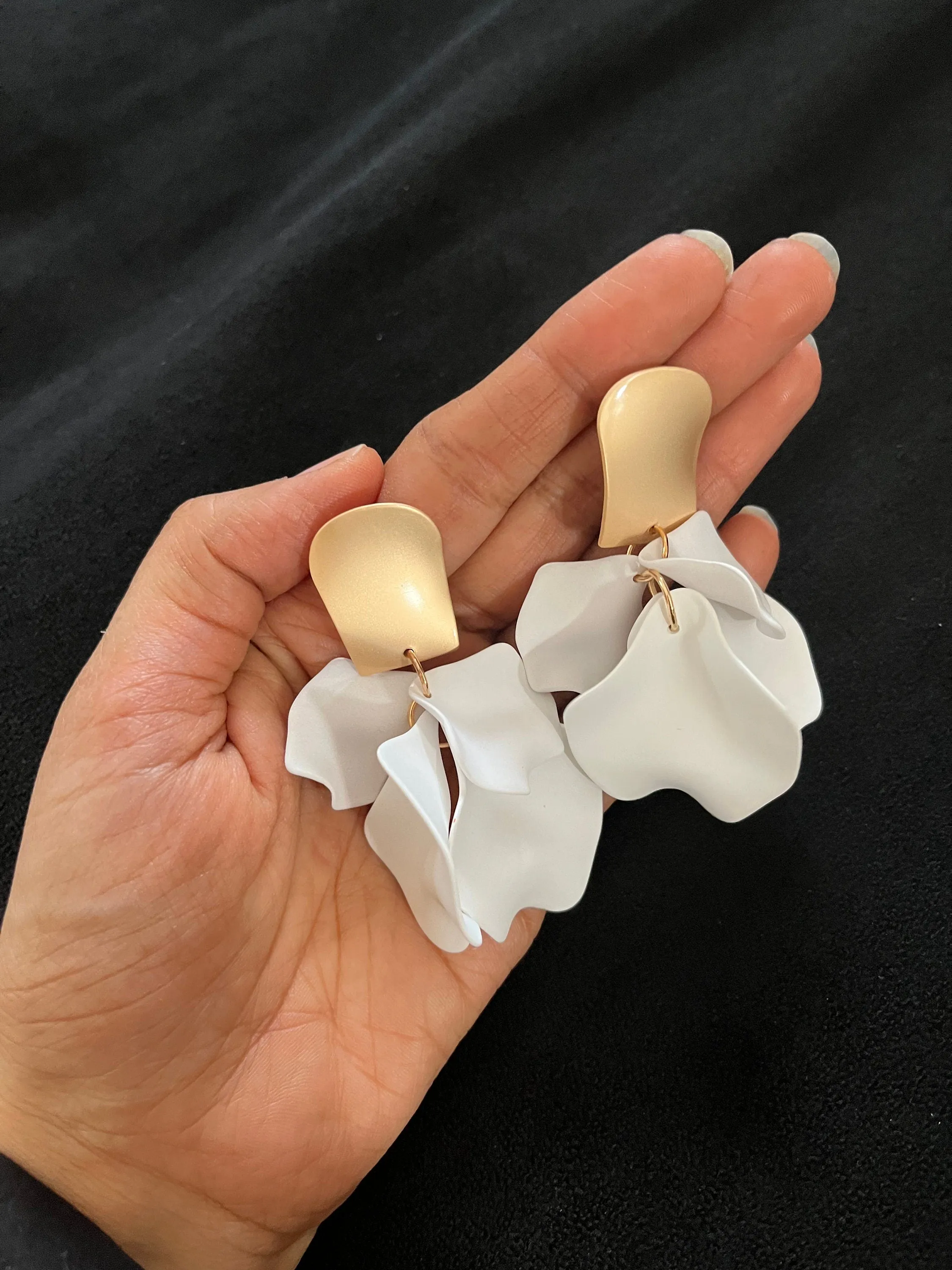 White flower earrings , white feathered earrings , Snow White earrings , acrylic white earrings , long white earrings floral