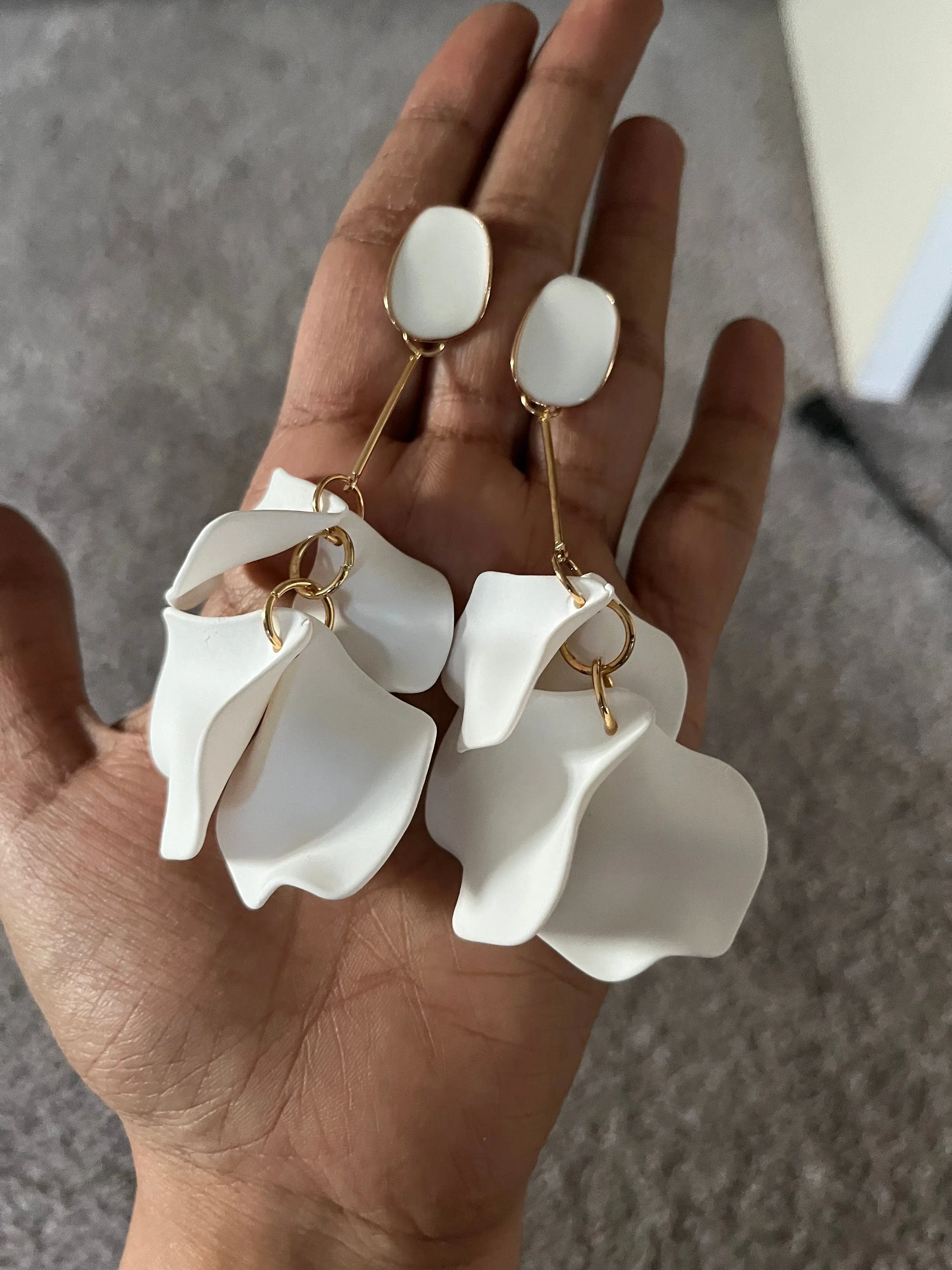 White flower earrings , white feathered earrings , Snow White earrings , acrylic white earrings , long white earrings floral
