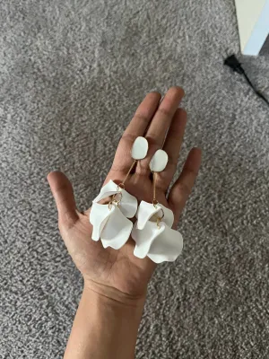 White flower earrings , white feathered earrings , Snow White earrings , acrylic white earrings , long white earrings floral