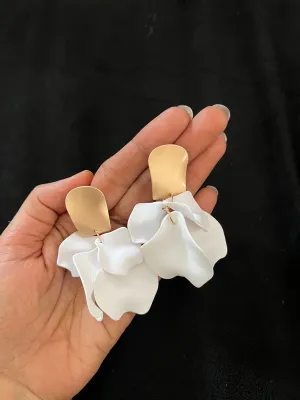 White flower earrings , white feathered earrings , Snow White earrings , acrylic white earrings , long white earrings floral