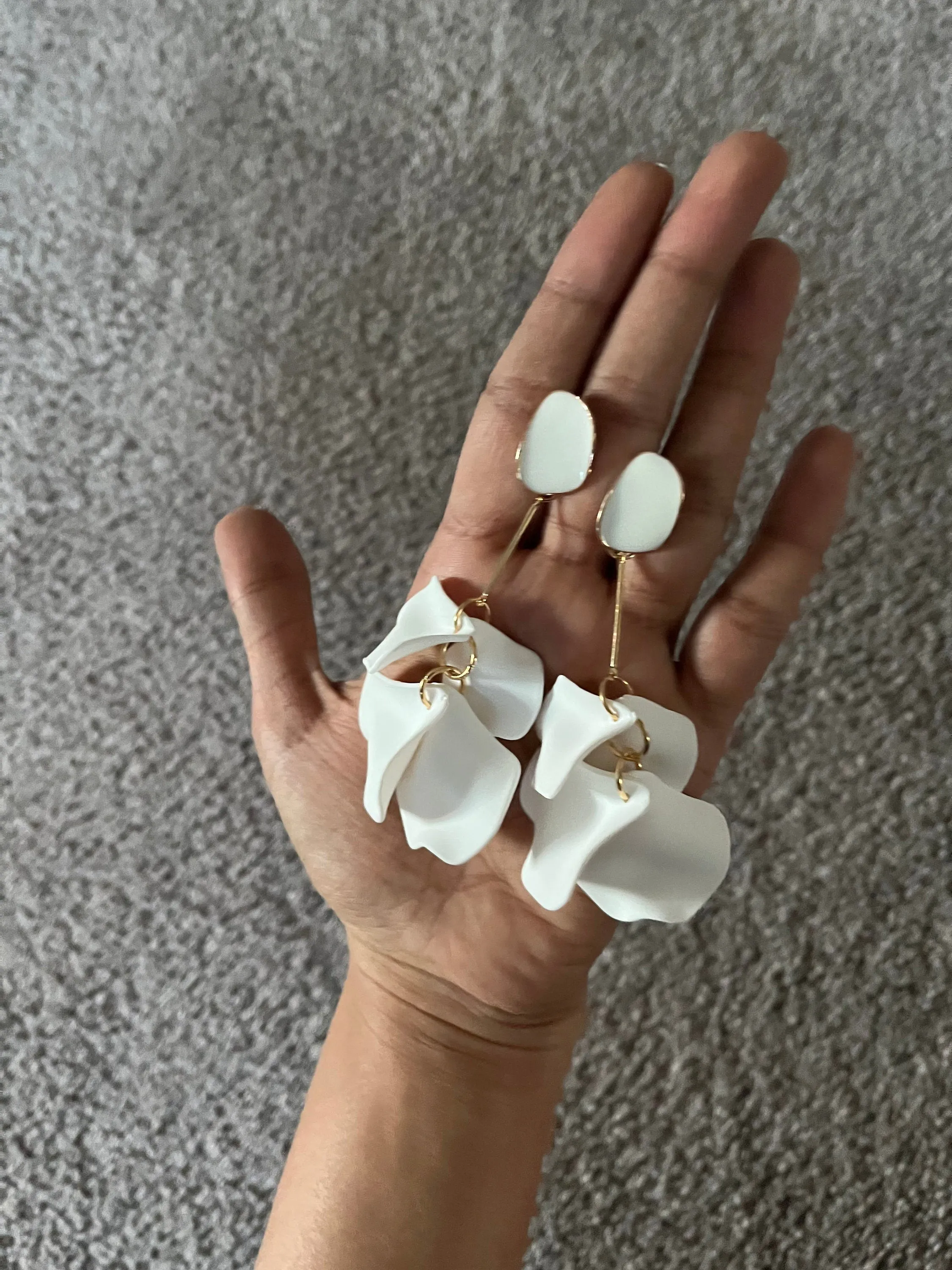 White flower earrings , white feathered earrings , Snow White earrings , acrylic white earrings , long white earrings floral