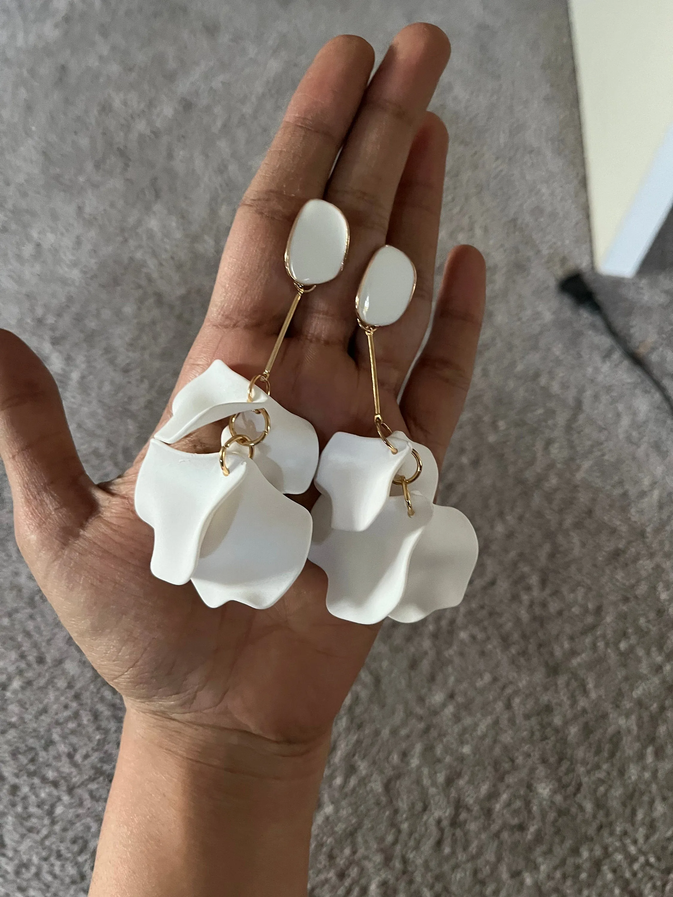 White flower earrings , white feathered earrings , Snow White earrings , acrylic white earrings , long white earrings floral